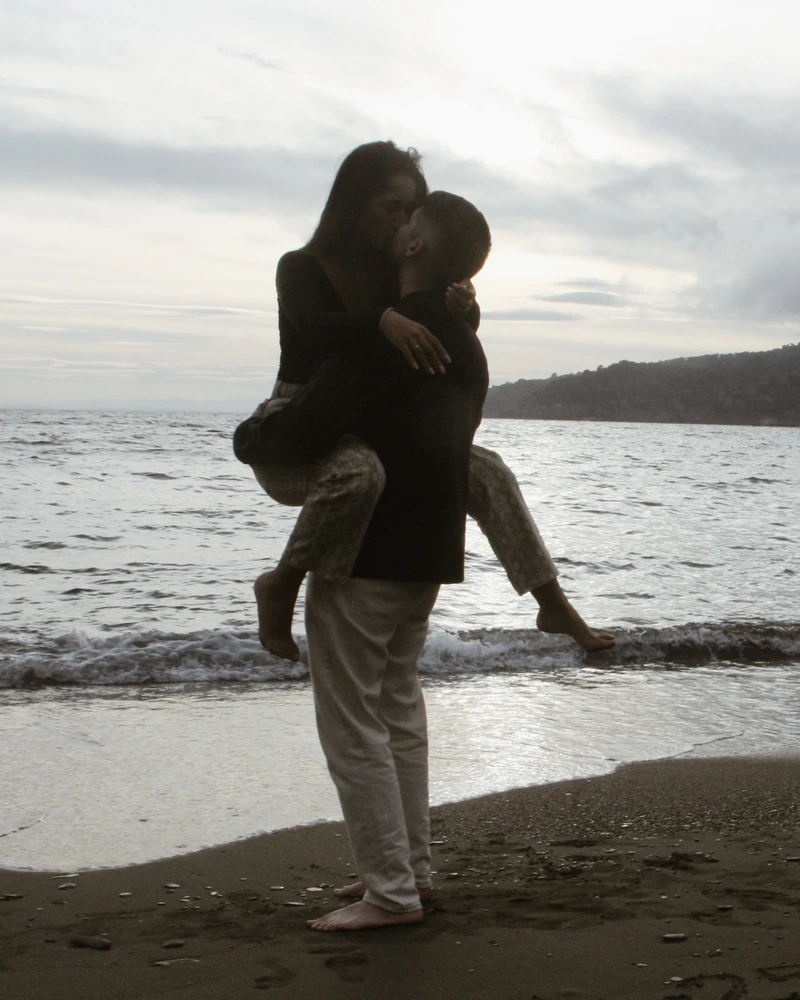 Aitor y Luisa besándose